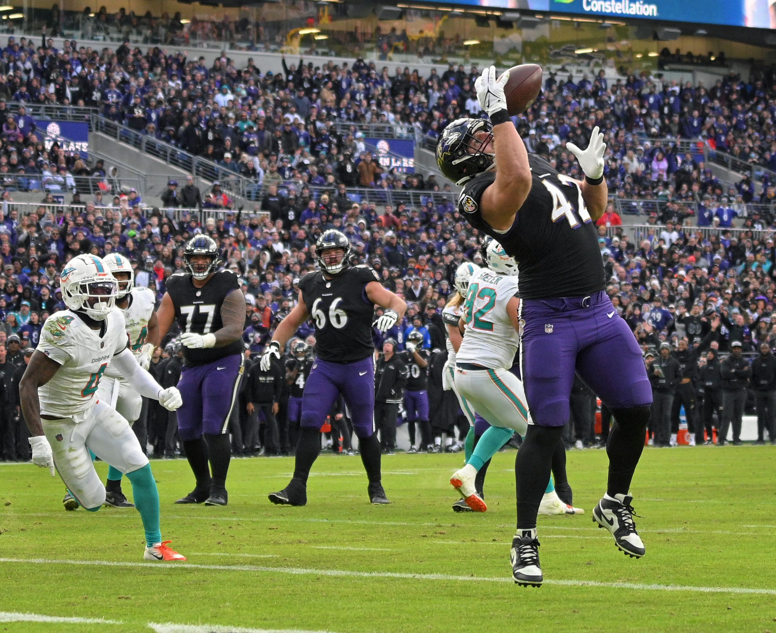 Baltimore Ravensxe2x80x99 Patrick Ricard, right, catches a 4-yards touchdown pass...