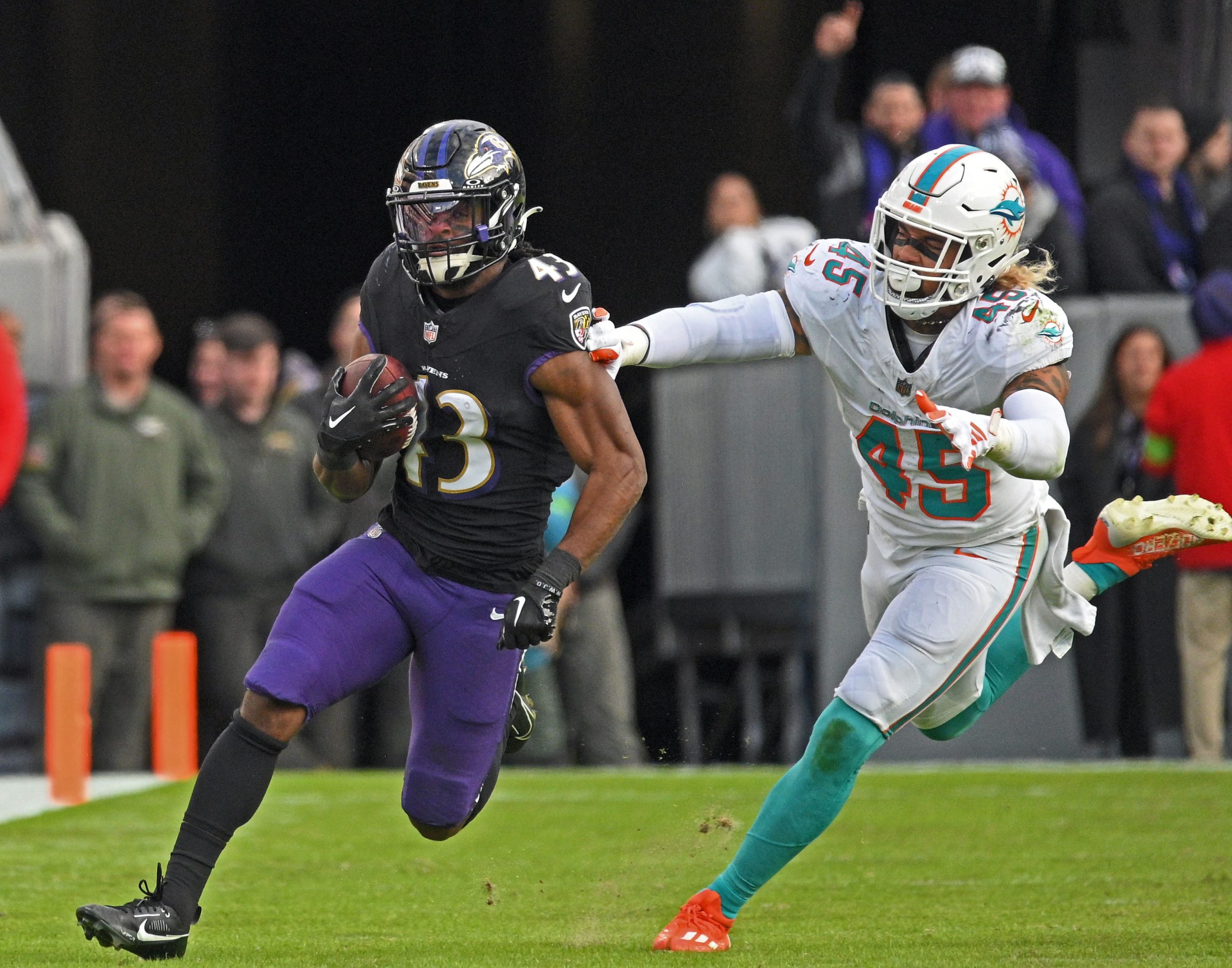 Ravensxe2x80x99 Justice Hill, left, catches and runs for 23-yards against...