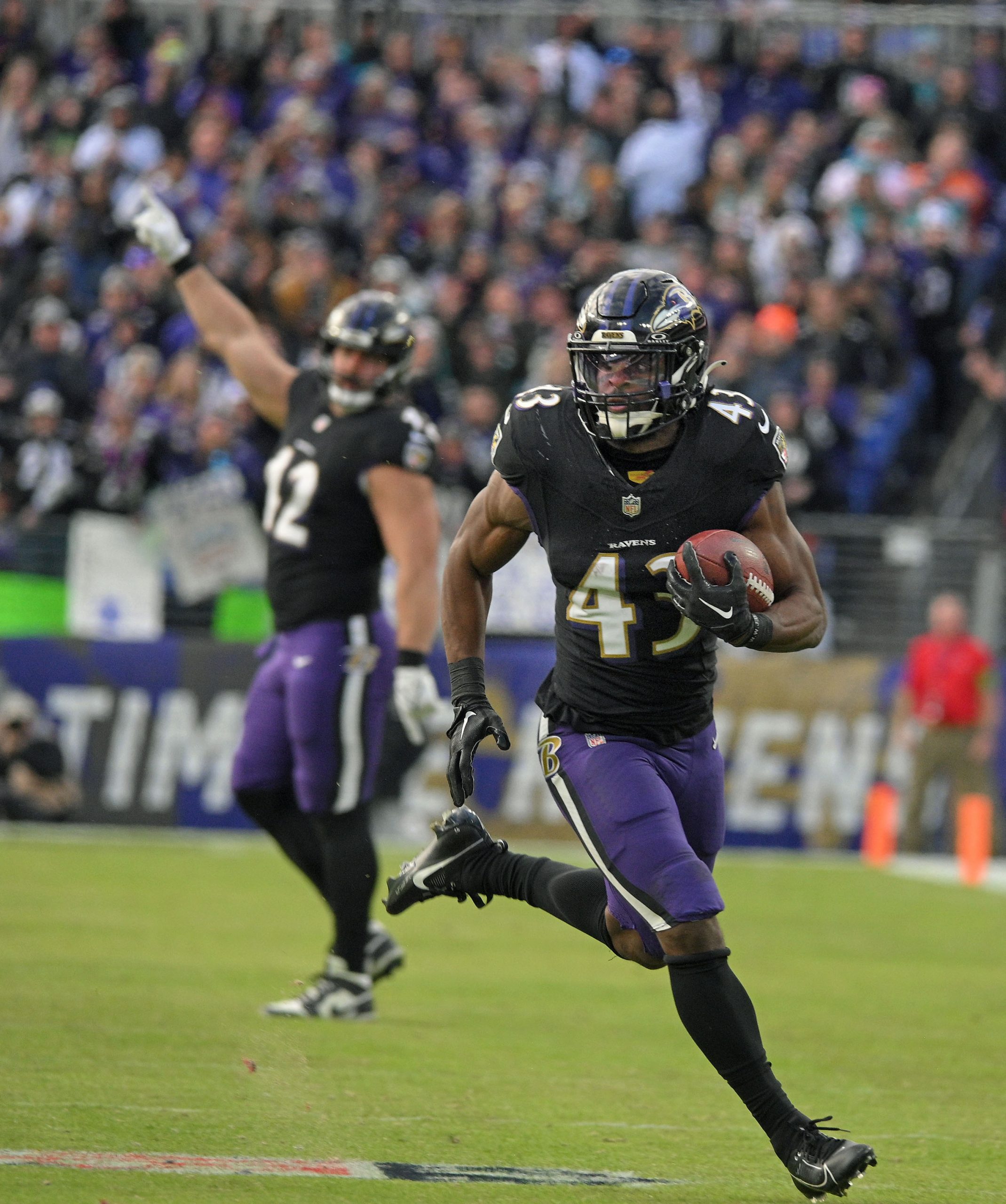Ravensxe2x80x99 Justice Hill runs for 41-yards against the Dolphins in...