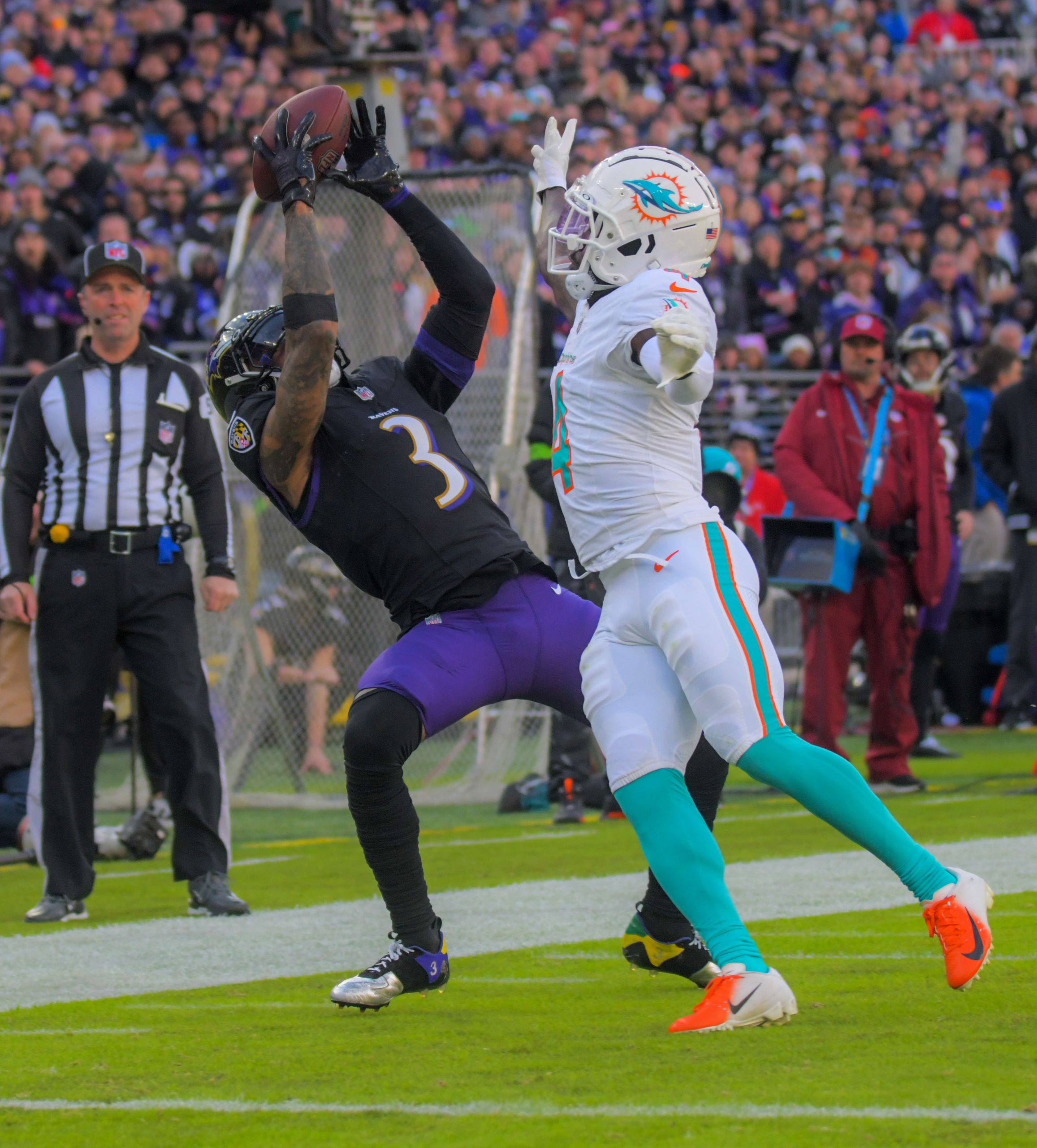 Baltimore Ravens wide receiver Odell Beckham Jr., #3, hauls down...