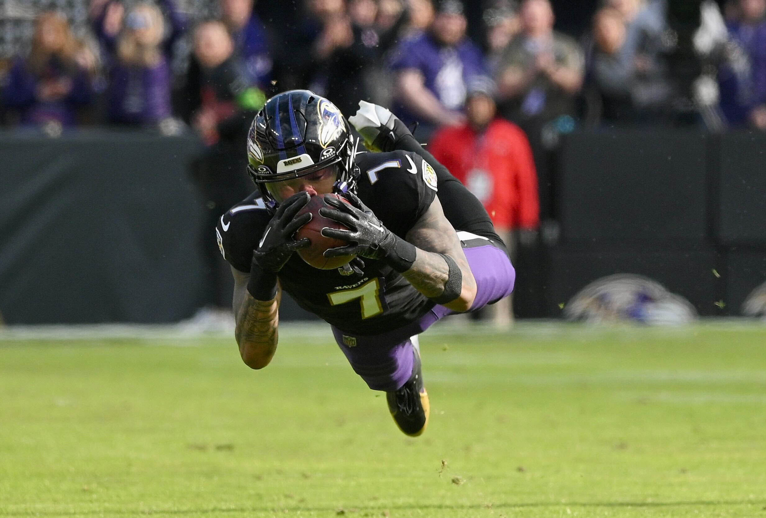 The Baltimore Ravens wide receiver ..Rashod Bateman dives for a...