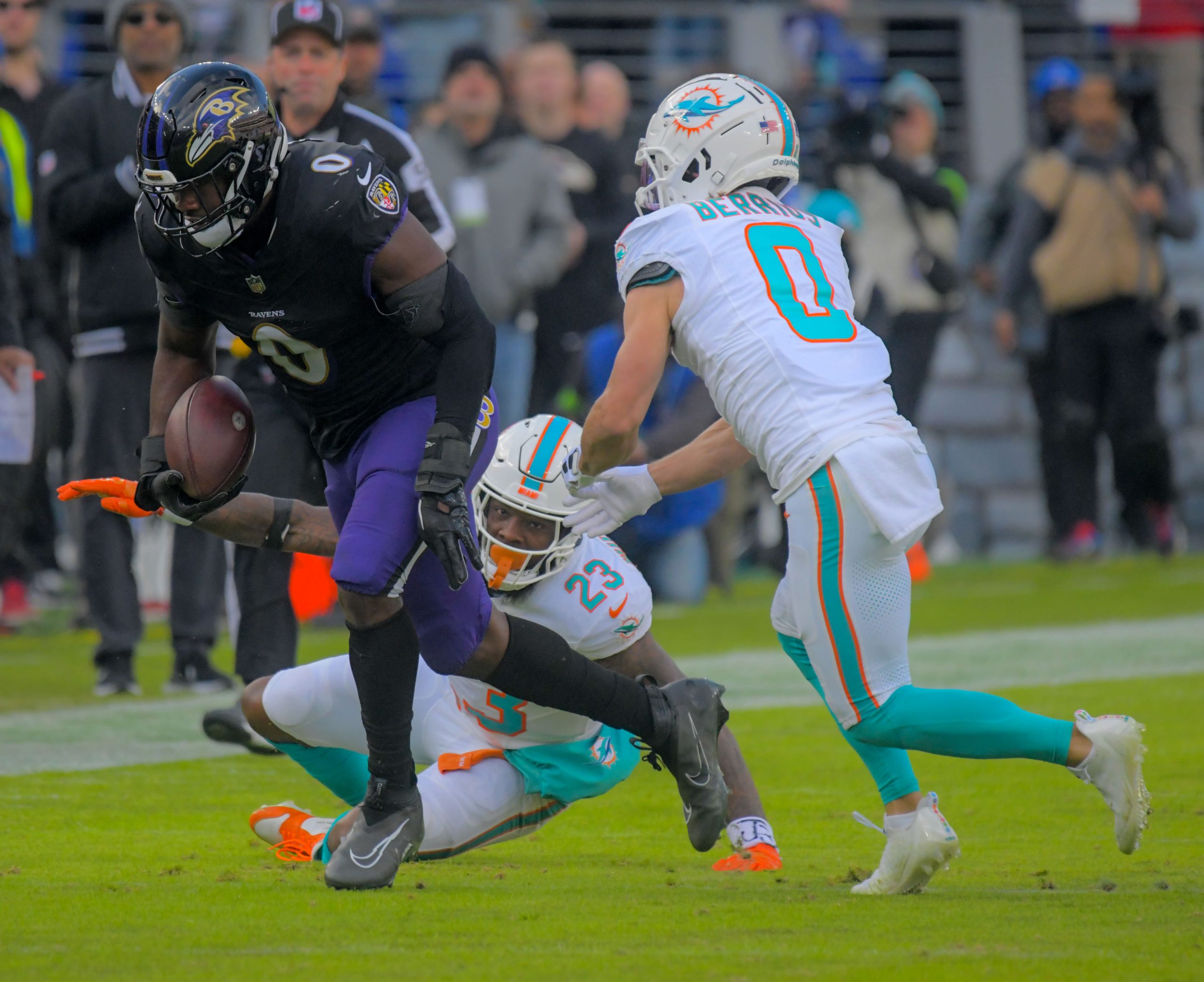 Baltimore Ravens inside linebacker Roquan Smith returns an interception past...