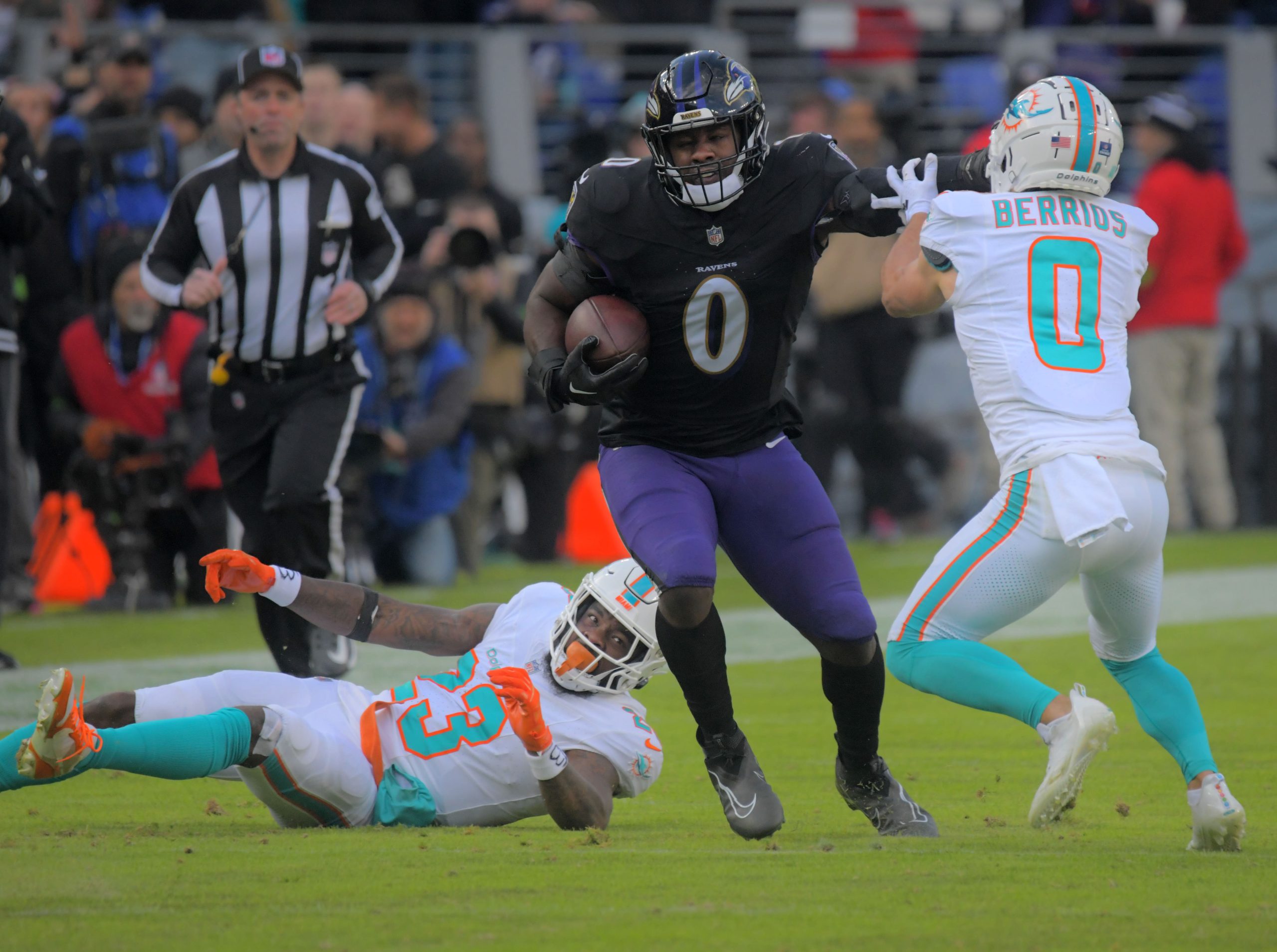 Baltimore Ravens inside linebacker Roquan Smith ruturns an interception between...