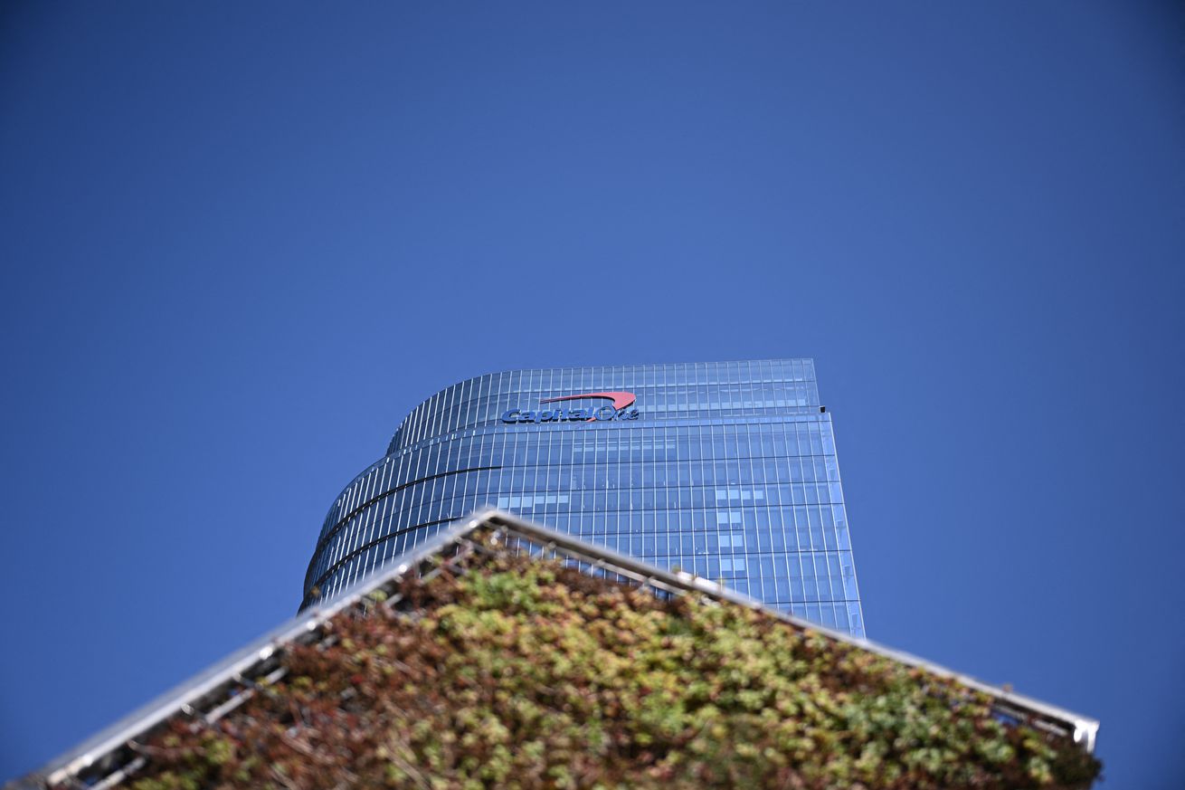 US-BANKING-CREDIT-CAPITAL ONE-DISCOVER