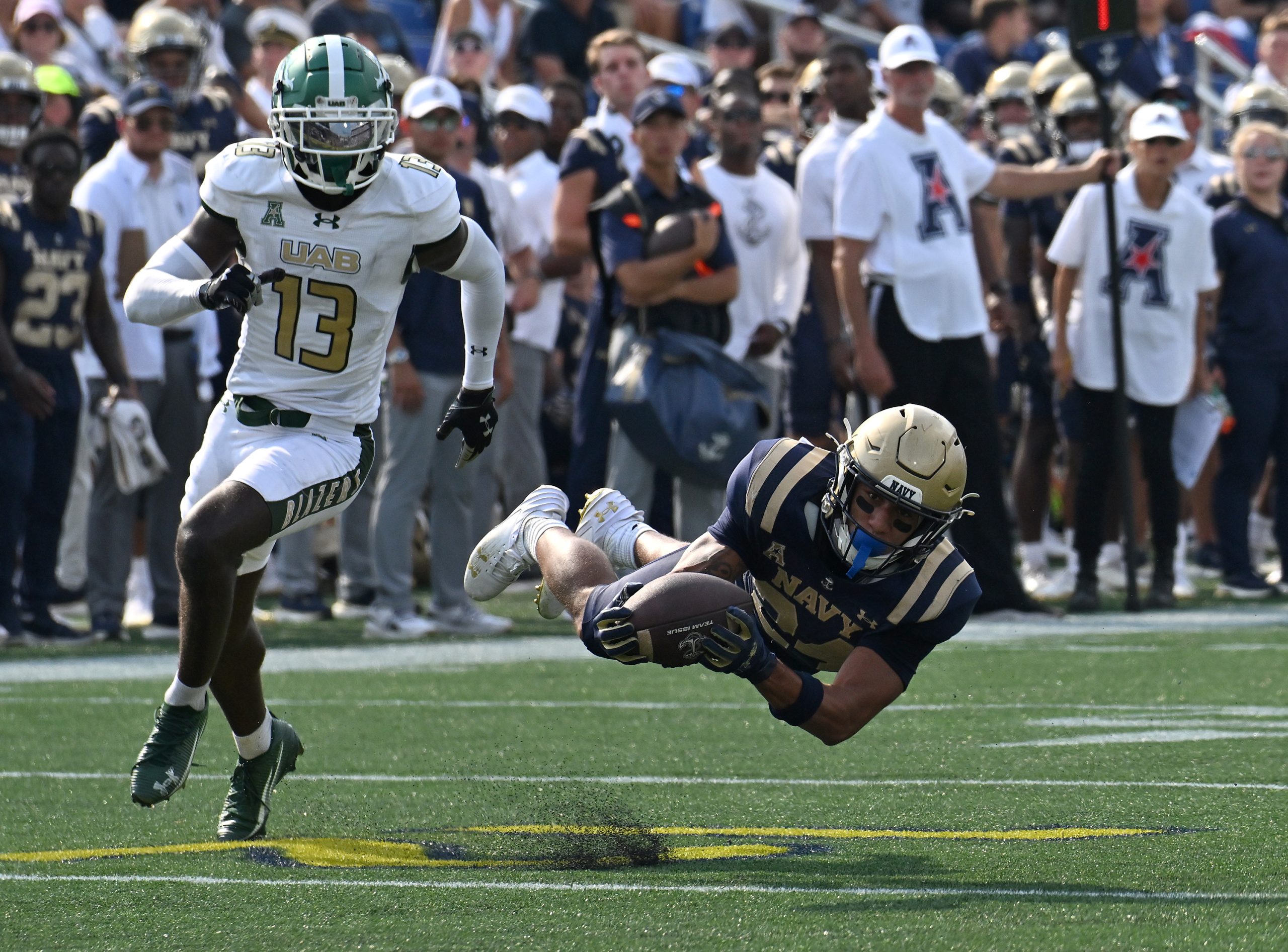 Navy’s Brandon Chatman makes a big catch setting up a...