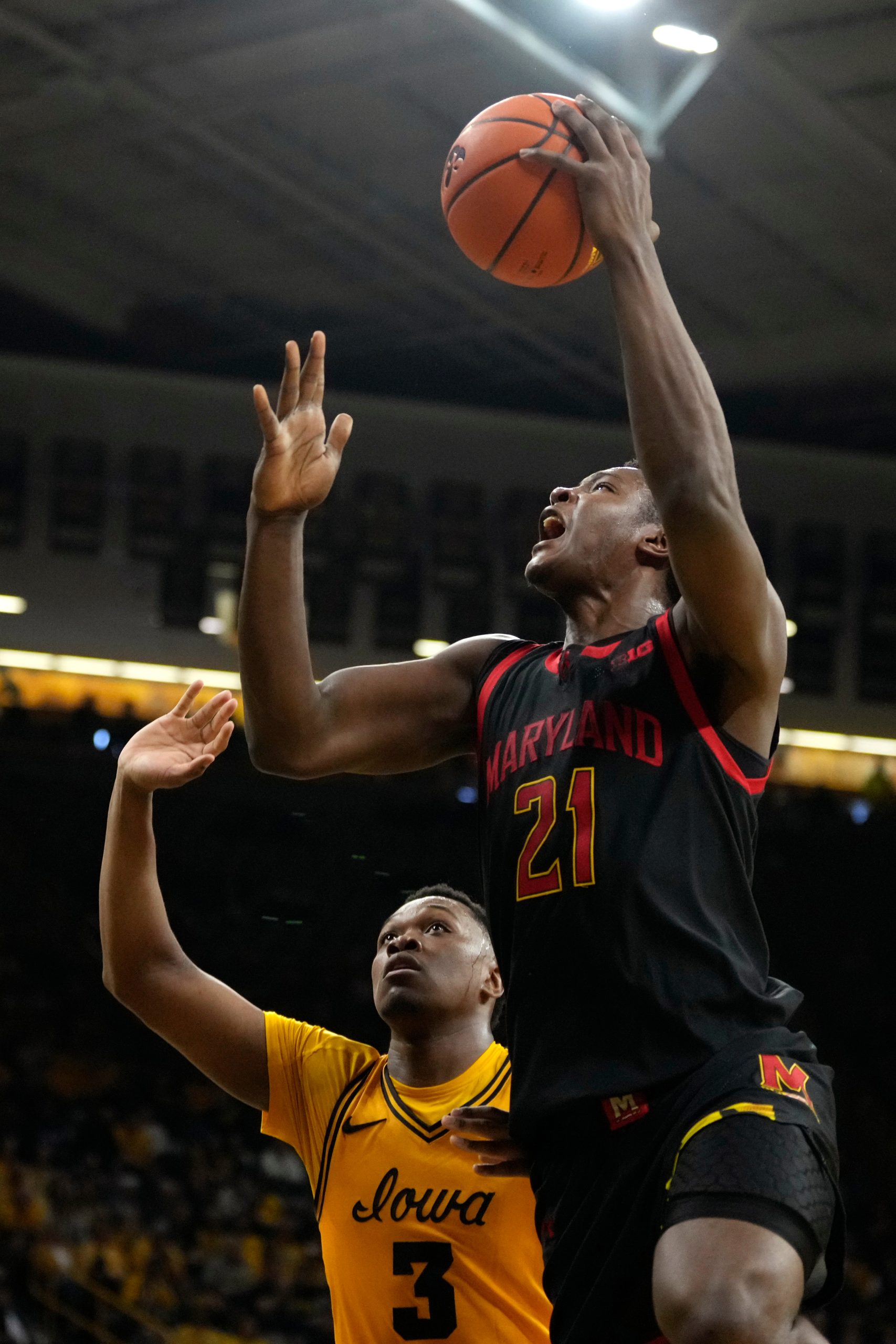 Maryland forward Pharrel Payne (21) drives to the basket past...
