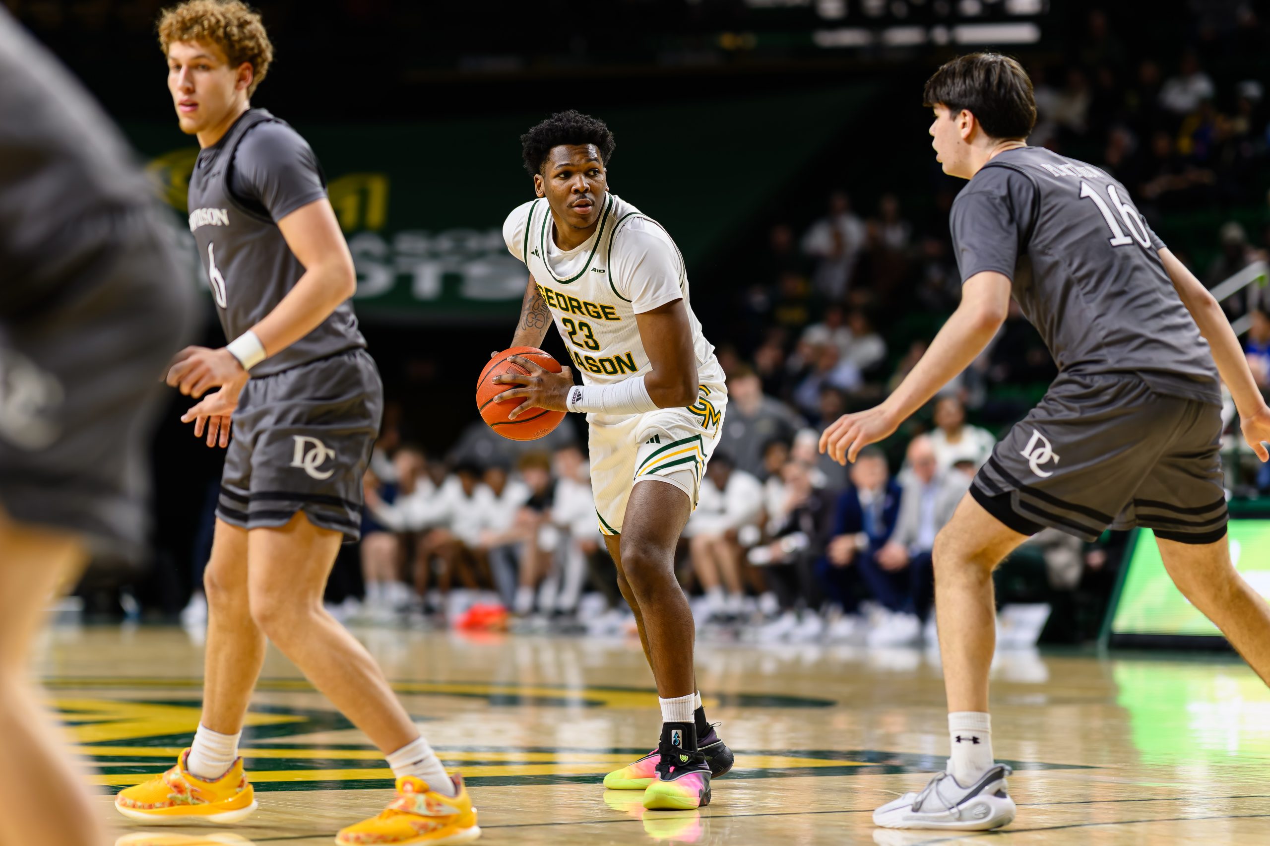 Photo of Nick Ellington on the court