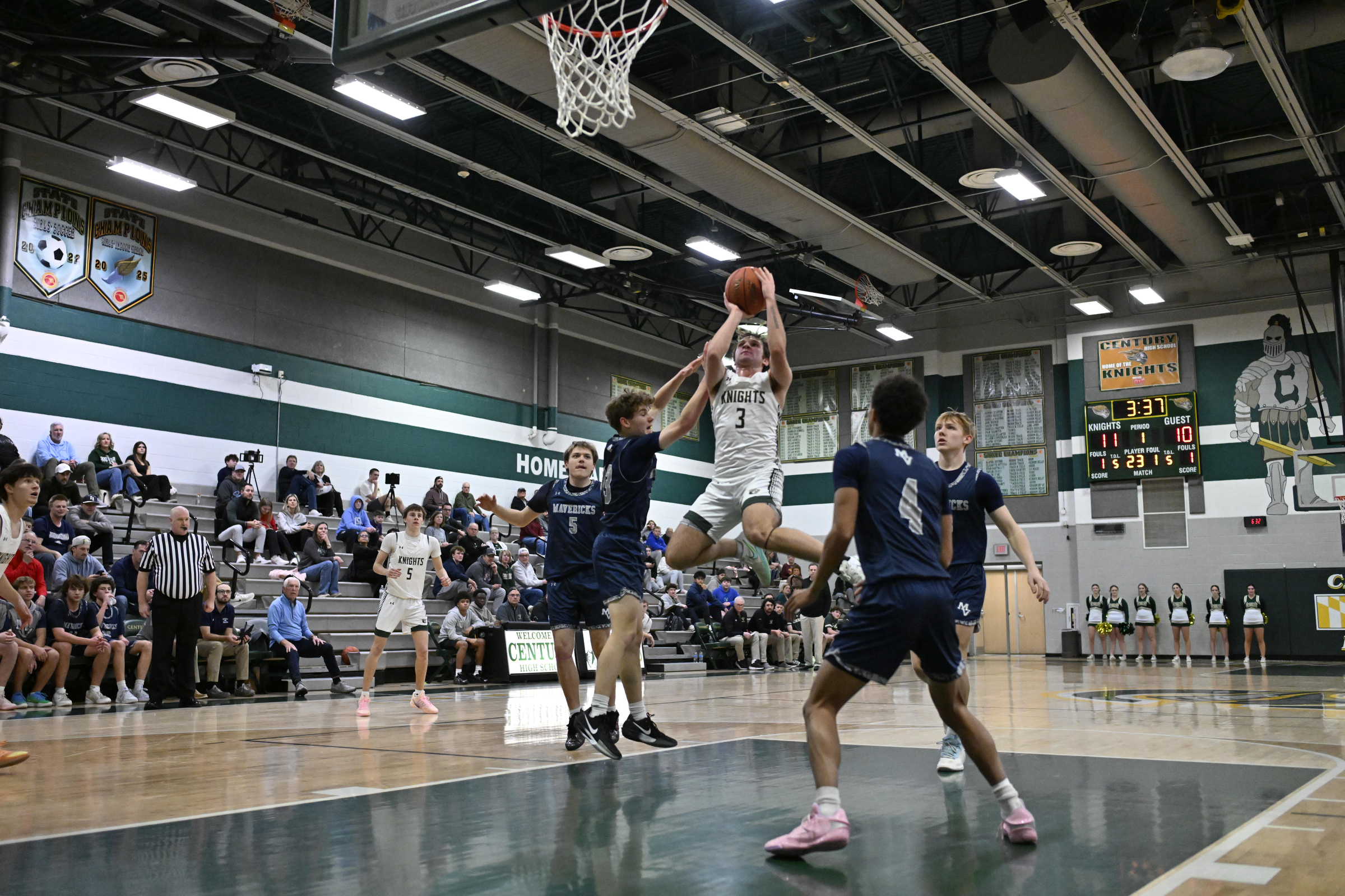 Braden Davis drives the lane and puts up a shot...