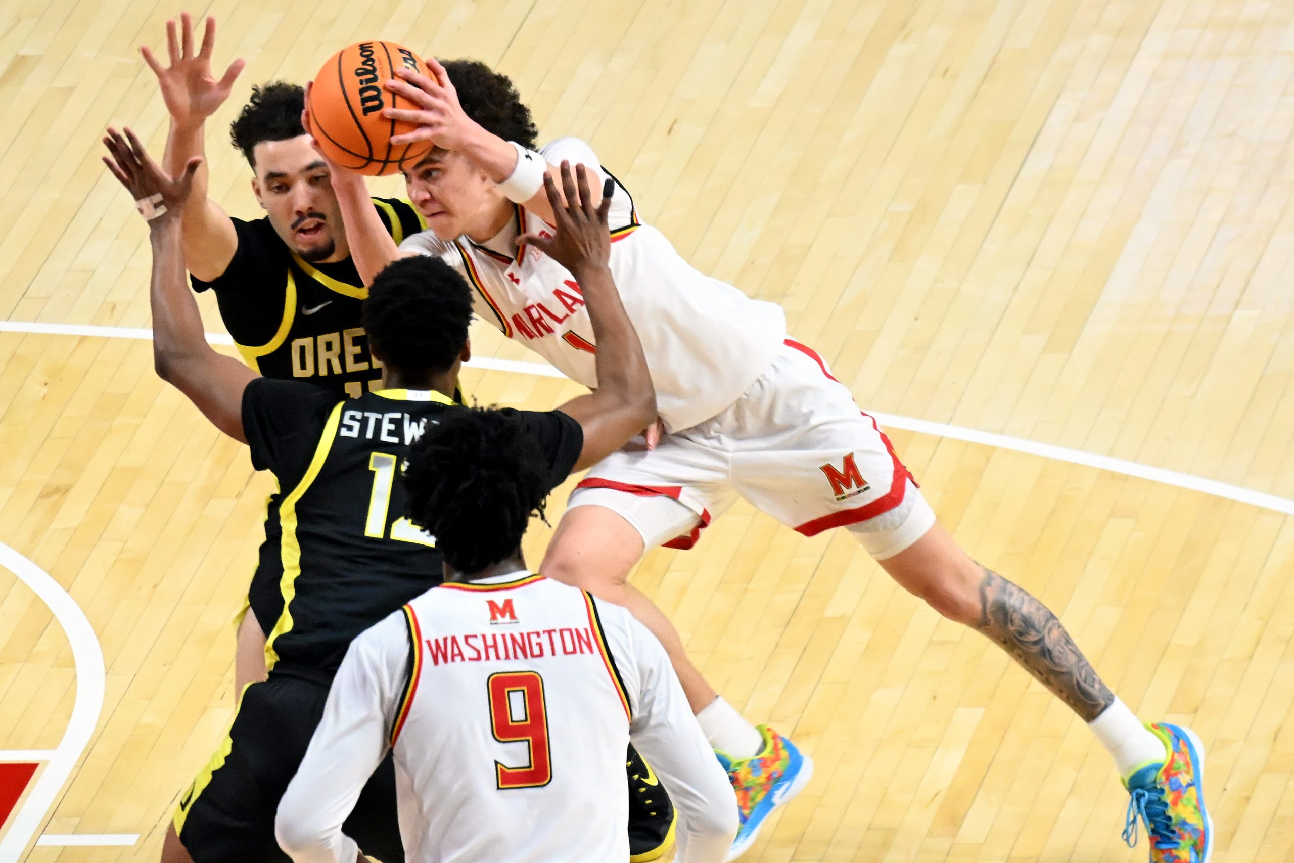 Oregonâs Drew Carter and Sean Stewart deny Marylandâs Darius Adams...