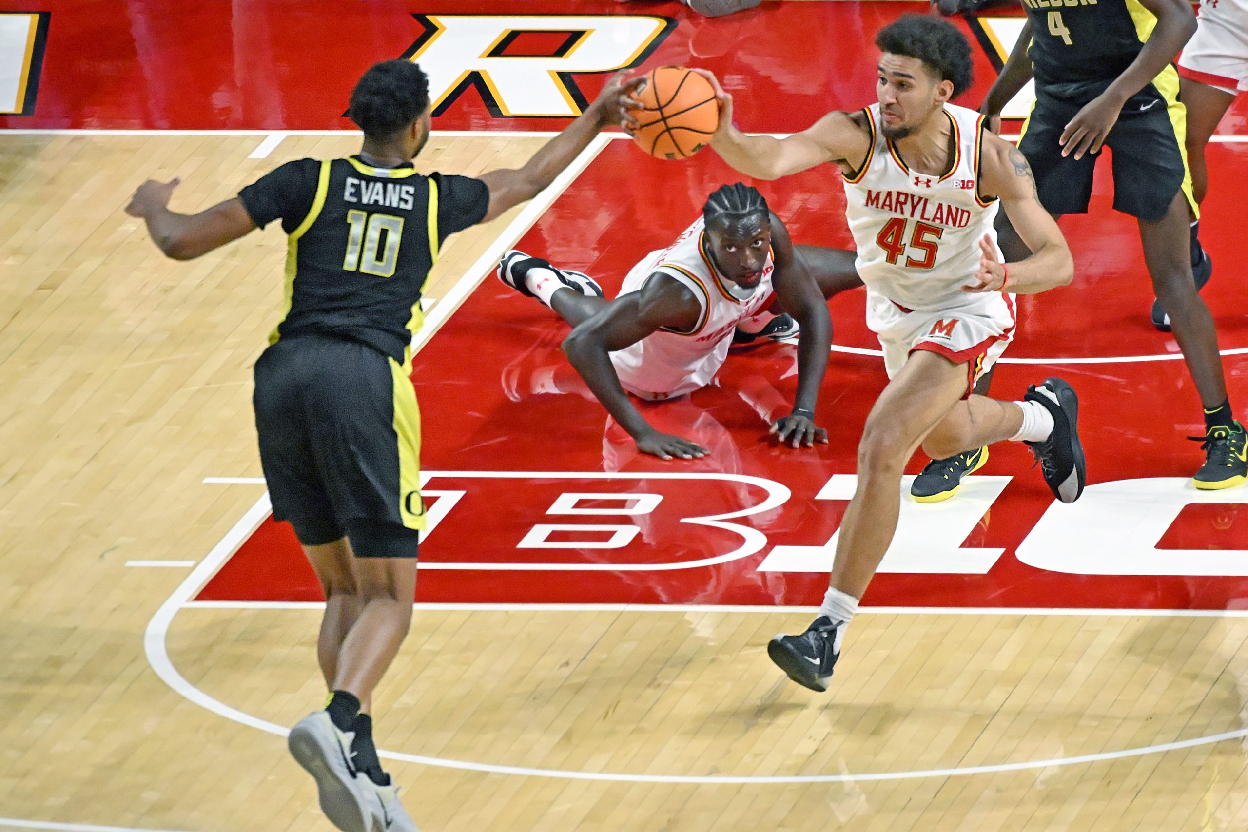 Oregonâs Kwame Evans Jr. and Marylandâs Collin Metcalf both get...