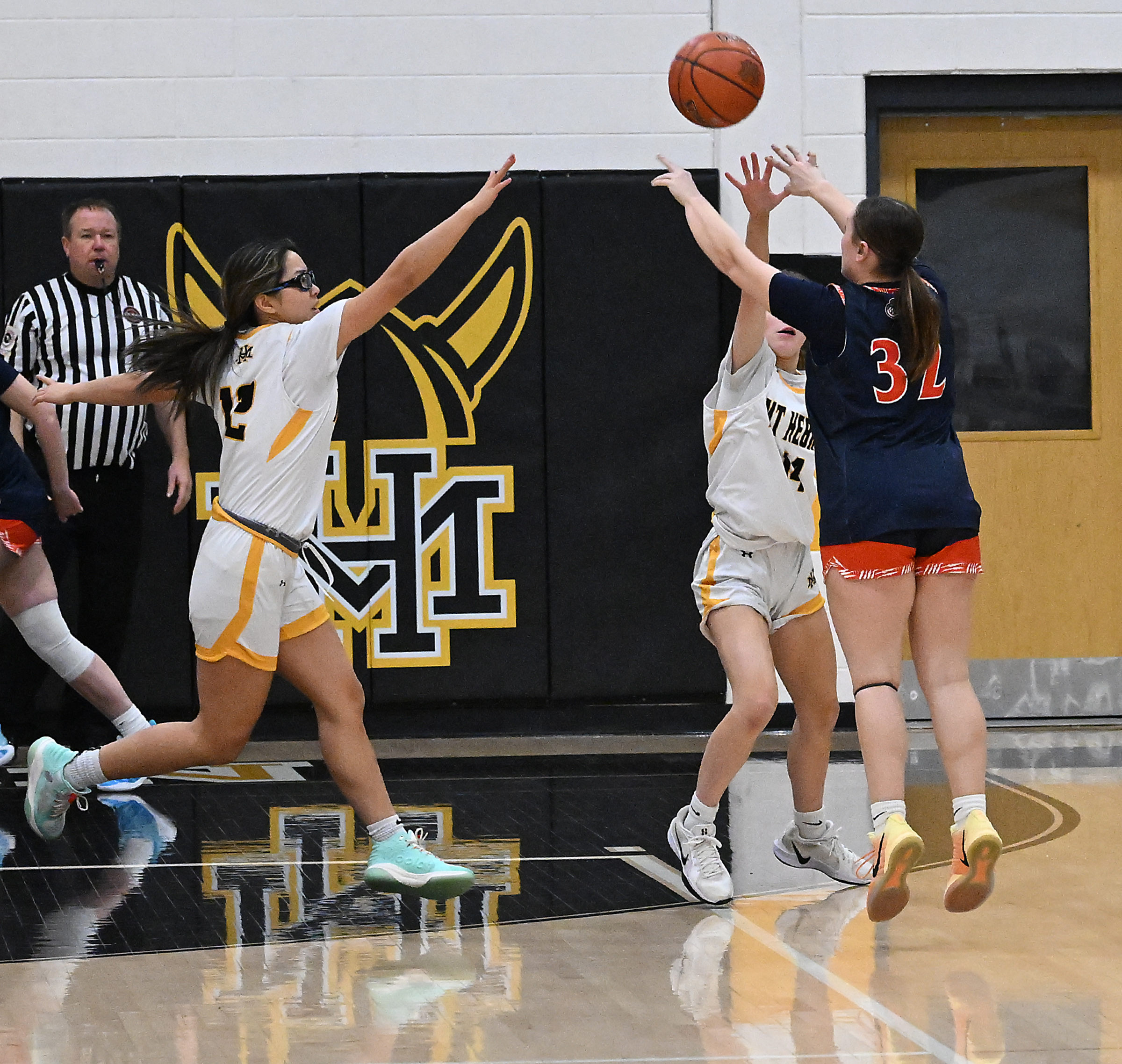 Reservoir #32, Leah Lauer sinks a three in the 1st...